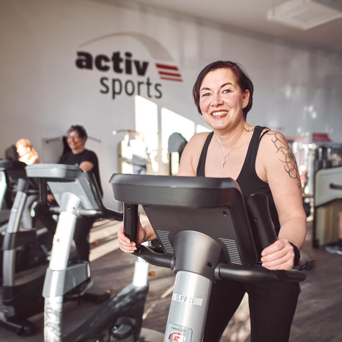 Frau beim Fahrradfahren auf dem Radergometer im Women Sports Fitnessstudio für Frauen in Böblingen