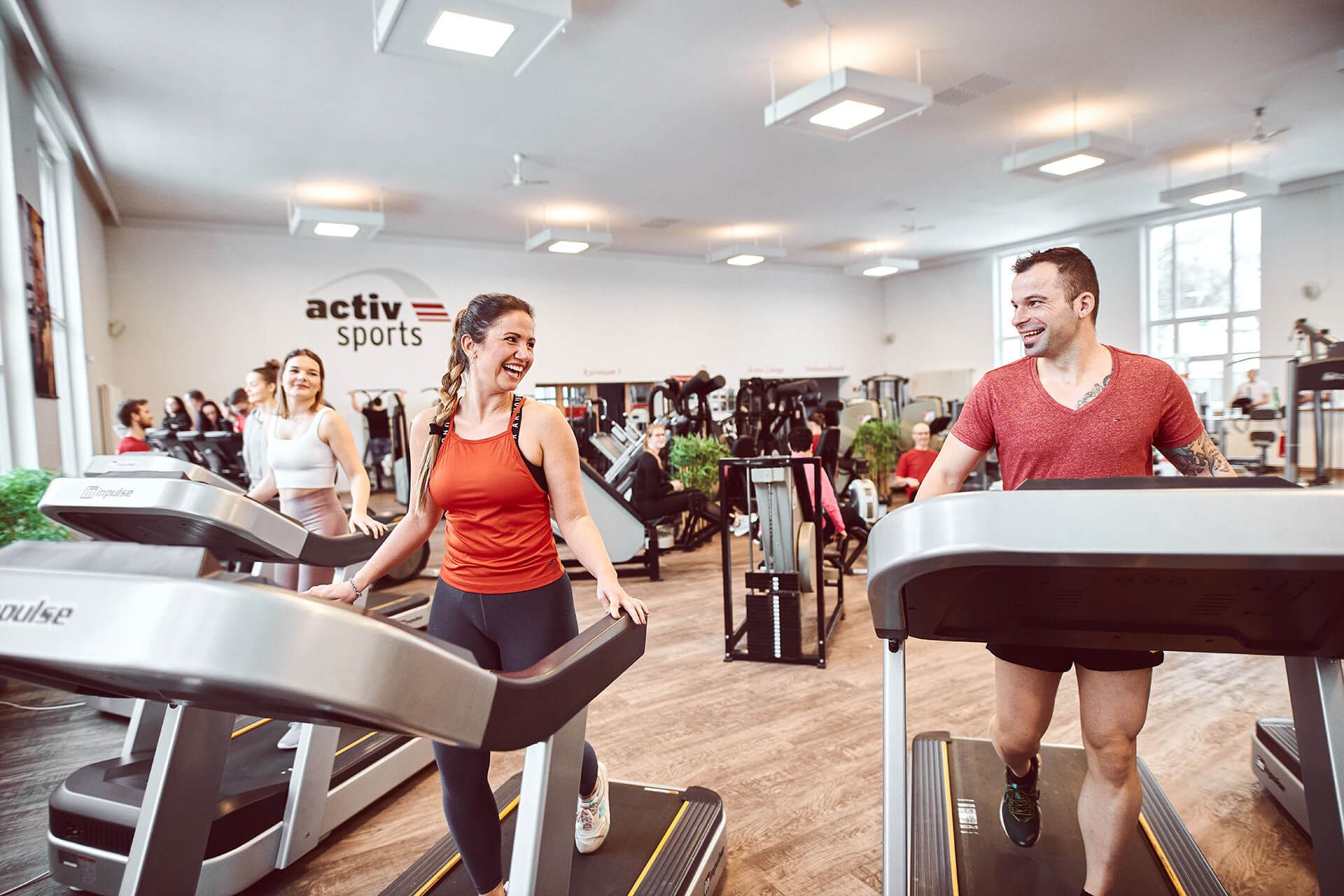 Frau und Frau auf dem Laufband im Premium Fitnessstudio activsports in Halle