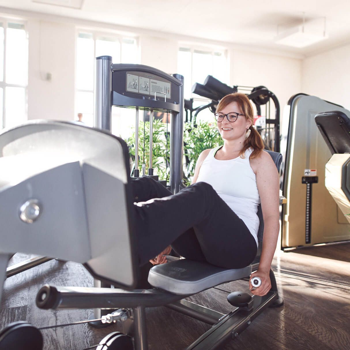 Frau beim Trainieren an der Beinpresse im Women Sports Fitnessstudio für Frauen in Böblingen