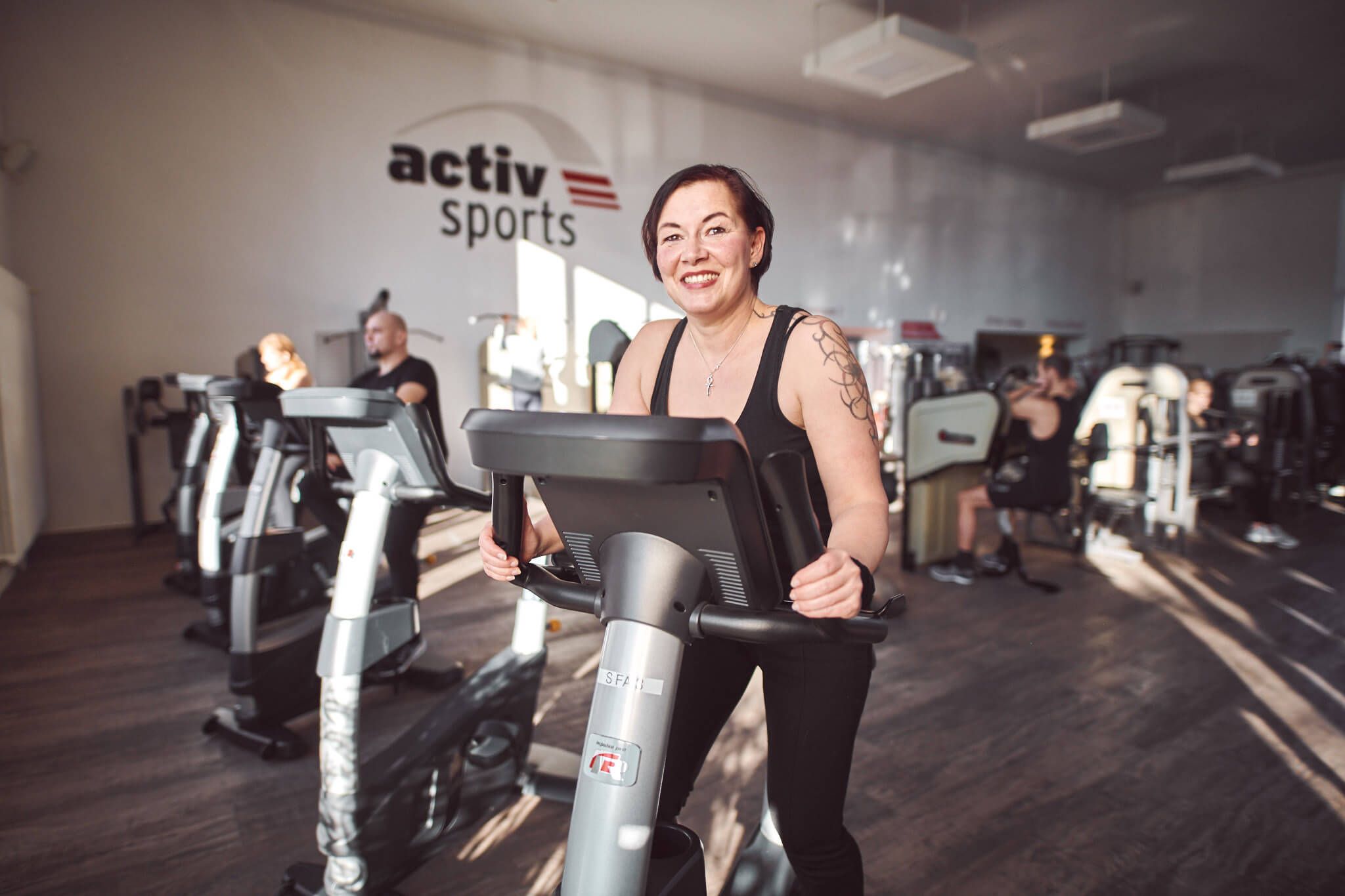 Frau auf dem Radergometer im Fitness Unlimited Fitnessstudio in Berlin Charlottenburg