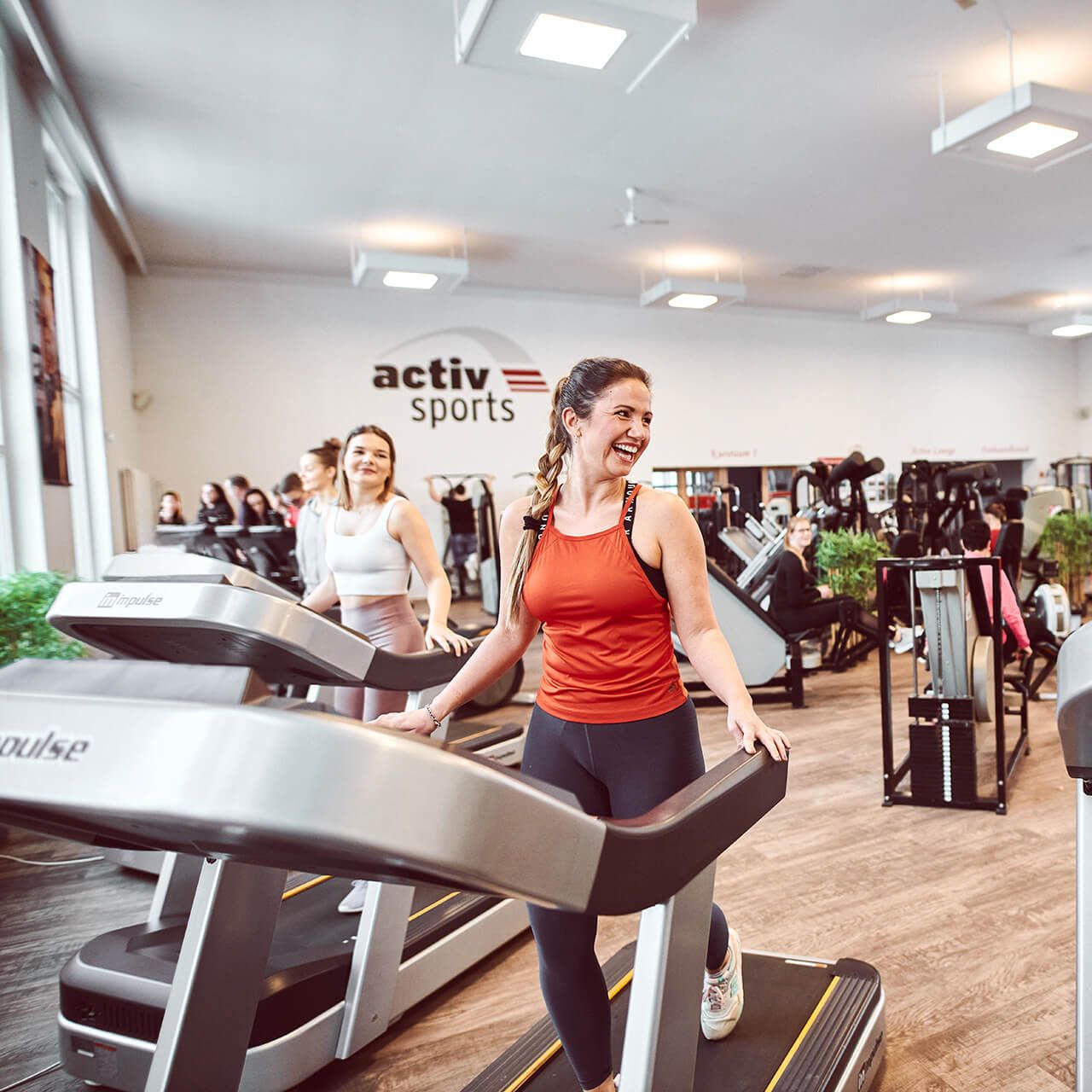 Frau beim Joggen auf dem Laufband im Women Sports Fitnessstudio für Frauen in Böblingen