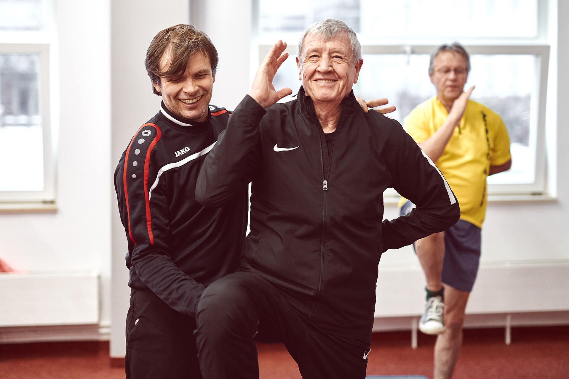 Trainer mit älterem Mann beim Gesundheitssport im Premium Fitnessstudio activsports in Halle