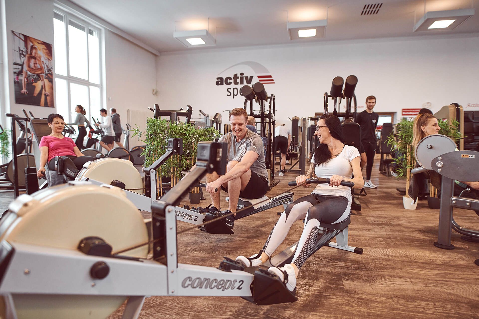 Mann und Frau beim Rudern im Premium Fitnessstudio activsports in Halle