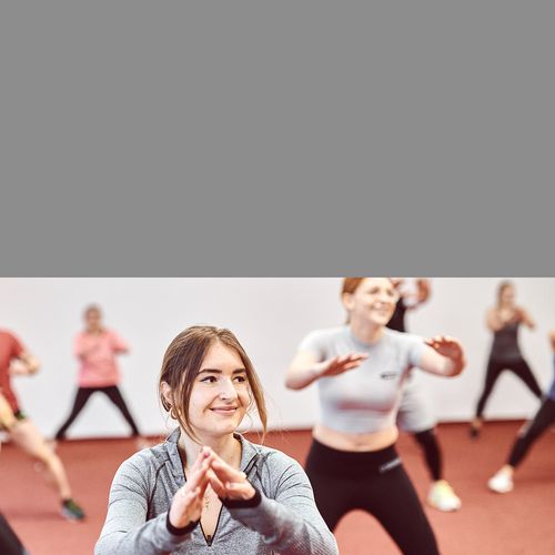 Mehrere Frauen trainieren bei einem Kurs im Women Sports in Böblingen