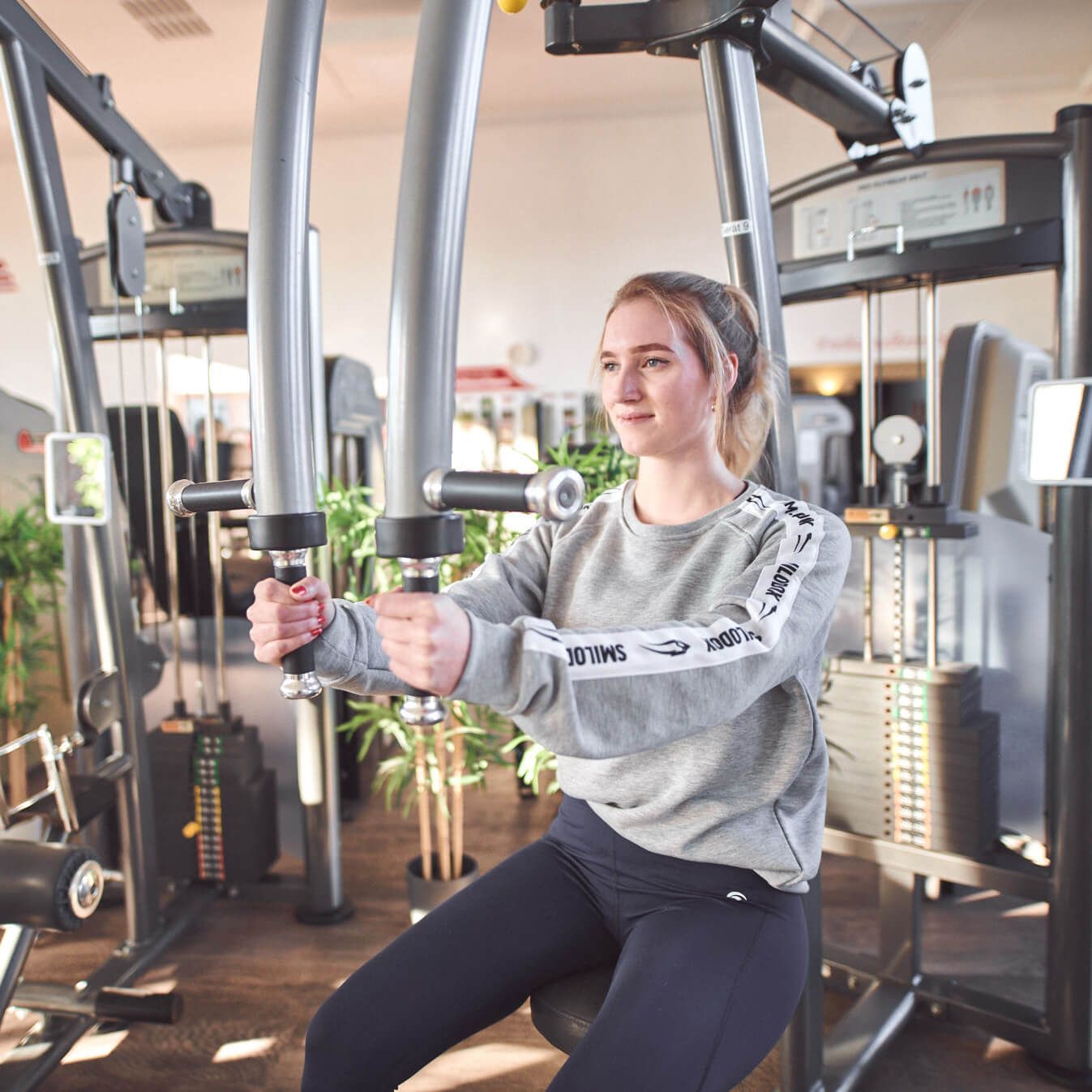 Frau beim Trainieren an der Brustpresse im Women Sports Fitnessstudio für Frauen in Böblingen